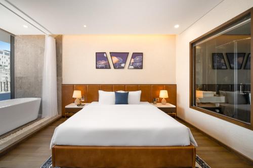 631087655 Golden Lotus Grand Da Nang - Panoramic Rooftop Bar & Daily Afternoon Tea