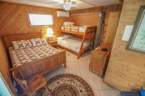 Six-Bedroom Apartment image 4