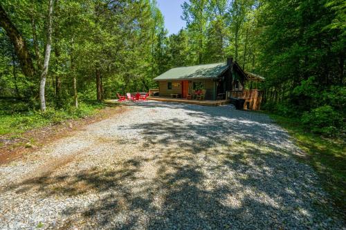 The Big Little Cabin - Hot Tub & Playground in Dahlonega, USA