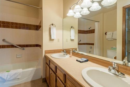 New Listing! Walk to Downtown Ketchum - image 14