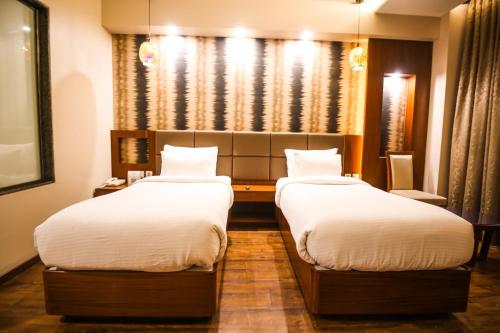 Deluxe Double or Twin Room image 6
