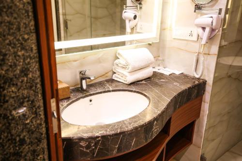 Deluxe Double or Twin Room image 7