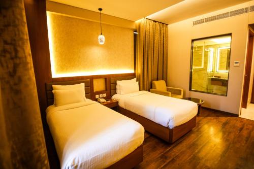 Deluxe Double or Twin Room image 3