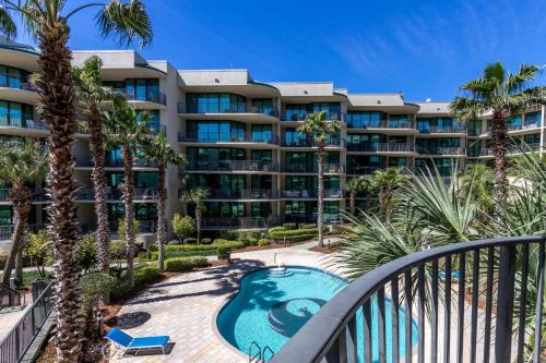 Phoenix On The Bay 1225 by Liquid Life in 卡斯威爾