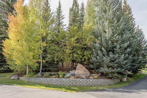 Sunburst Condominiums Elkhorn on Golf Course - image 2
