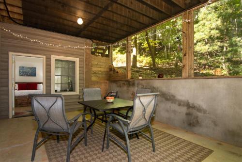 Hummingbird Hideaway in เบรวาร์ด (NC)