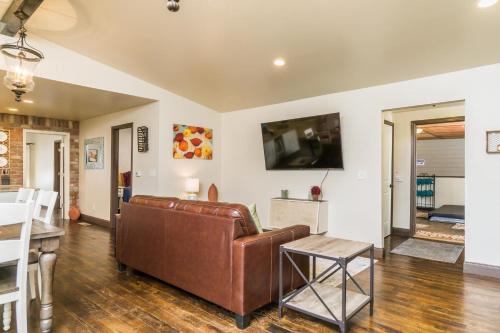 Designer Getaway-Hot Tub, 4 Minutes to Dahlonega in Dahlonega, USA