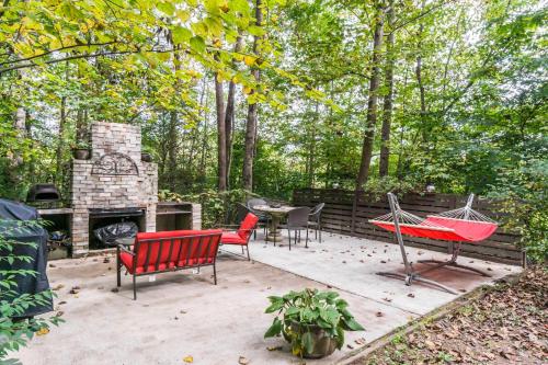 Designer Getaway-Hot Tub, 4 Minutes to Dahlonega in Dahlonega, USA