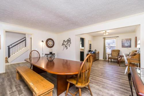 Downtown Family Retreat - 5 Beds & 3.5 Baths in Dahlonega, USA