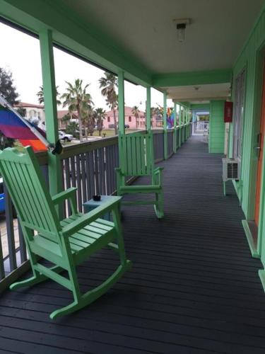 Upper Deck Hotel and Bar - Adults Only photo