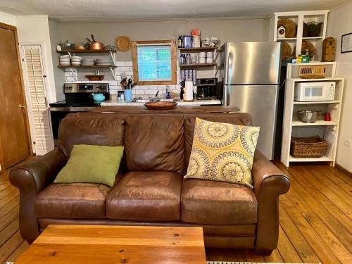 Convenient Cottage-Hot Tub, 4 Minutes to Dahlonega in Dahlonega, USA