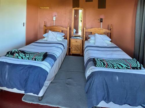 2 twin beds