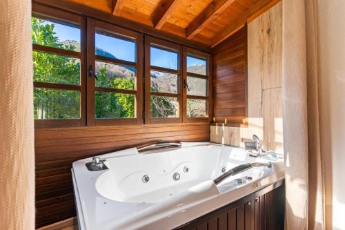 Karstais baseins, Casas rurales Valle de Bueida, jacuzzi solo en las casas el El Palacio y Viscarcel in Barzana