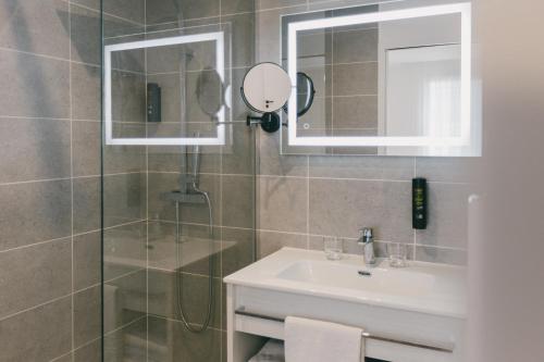 One-Bedroom Apartment image 5