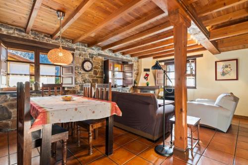 Koplietošanas atpūtas telpa ar TV, Casas rurales Valle de Bueida, jacuzzi solo en las casas el El Palacio y Viscarcel in Barzana