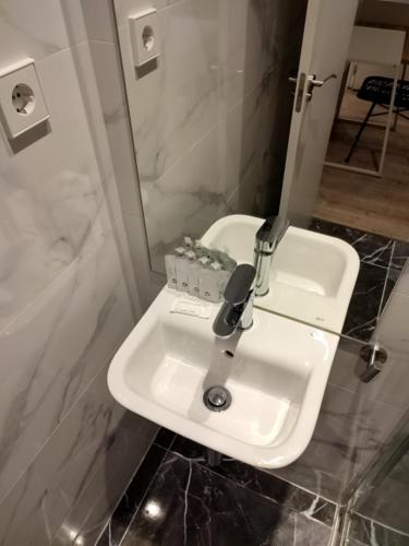 Budget Double Room image 9