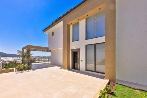 Three-Bedroom Villa image 6