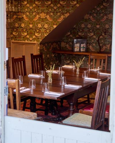 ห้องอาหาร, The Plough Inn in บัสสิ้งสโตค