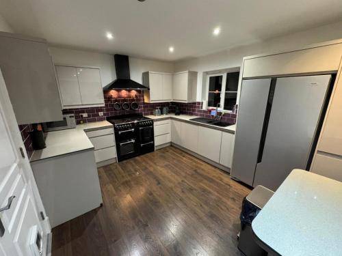 Modern 6 Bedroom House - Long or Short Stays and Free Parking gîte à louer Burderop Park