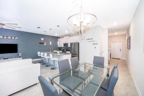 4832BN TOWNHOUSE 4 BEDROOMS & 3 BATHROOMS + POOL in Kissimmee, USA