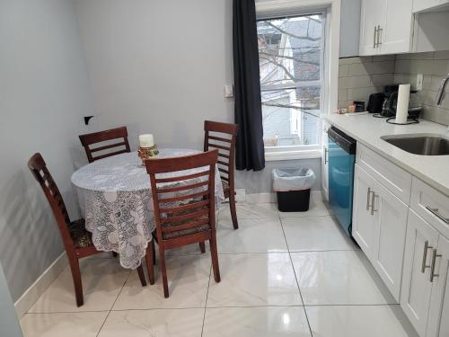 Two-Bedroom Home 25 min to NYC free parking-UNIT-2 in 提內克