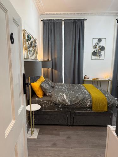 Luxury Studio in Victoria, 7 minutes walk to Victoria Station, Room 6, Londyn