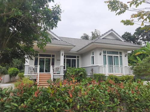 . Resort house - 2 min walk to the beach