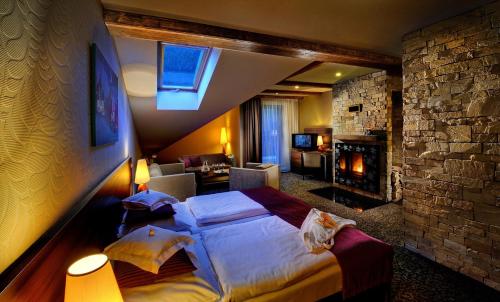 1 queen bed, 2 twin beds, 1 sofa bed