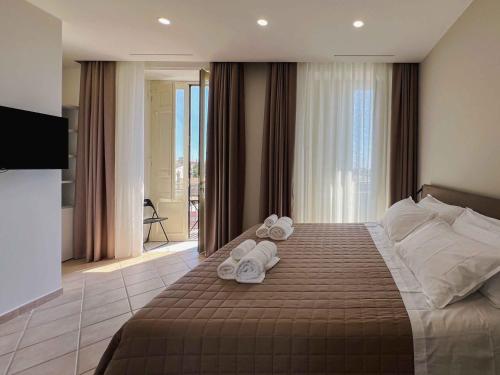 1 queen bed, 1 twin bed