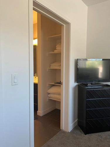 Resort-Inspired Bliss- Modern & Cozy Apartment Resort-Inspired Bliss- Modern & Cozy Apartment