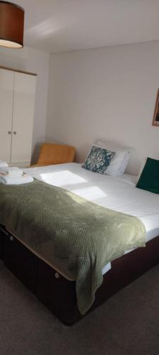 Modern, well located en-suite rooms with parking - Orbitat Accommodations, Cambridge (photo 3)