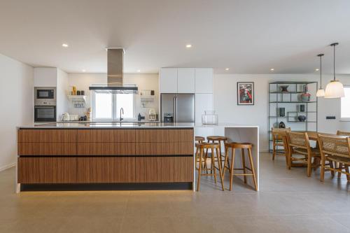 ห้องครัว, Casa Evangeline, luxury villa with ocean view in ปรายา ดา อเรย์อา บรังกา