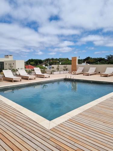 Alquiler De Departamento Monoambiente Con Terraza, Frente Al Mar En La Costa Quequén, Con Pileta, Solarium y Sum Con Parrilla