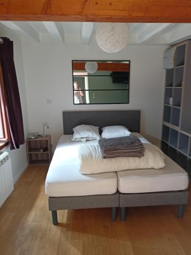 1 queen bed, 2 twin beds