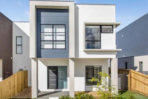 Modern Elegance Near Lakes Train Parks and Beaches