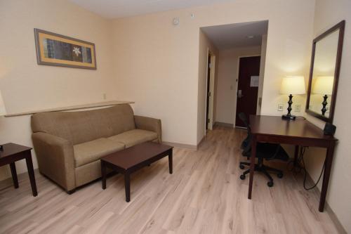 Queen Suite with Two Queen Beds - Non-Smoking