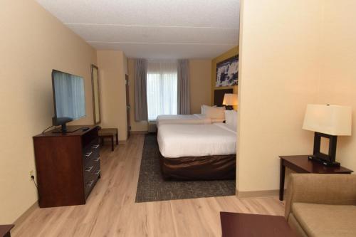 2 queen beds, 1 sofa bed