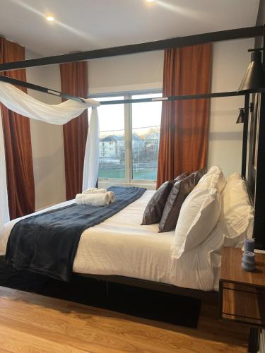 4br 5ba 3 Car Parking Bonus Rm and Back Yard