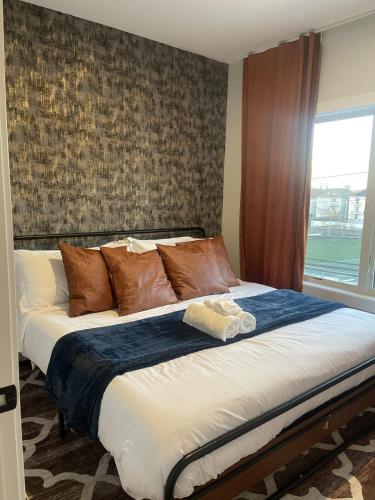 4br 5ba 3 Car Parking Bonus Rm and Back Yard