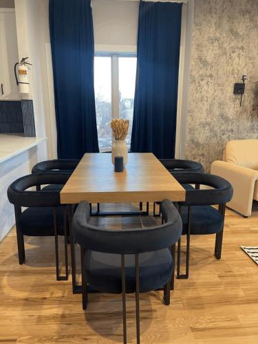 4br 5ba 3 Car Parking Bonus Rm and Back Yard