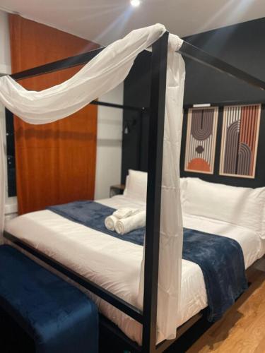 4br 5ba 3 Car Parking Bonus Rm and Back Yard