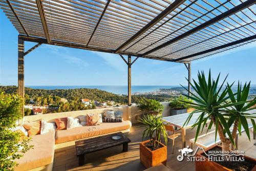 Stunning Villa Ibizenca with private pool in Sitges in กินต์ มาร์