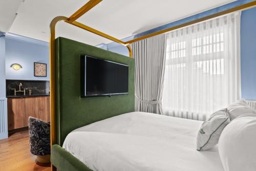 Deluxe Queen Room image 6