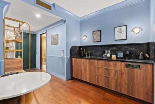 Superior Queen Room image 2