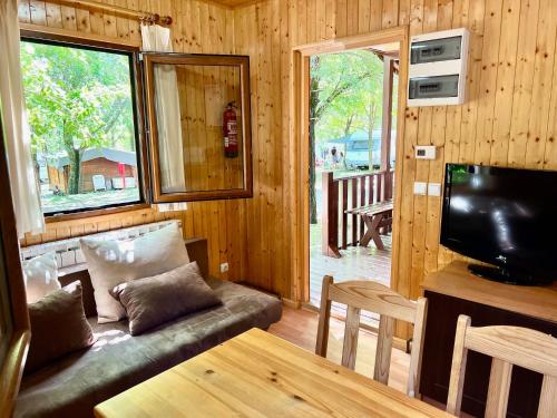 2 bedrooms, 4 beds