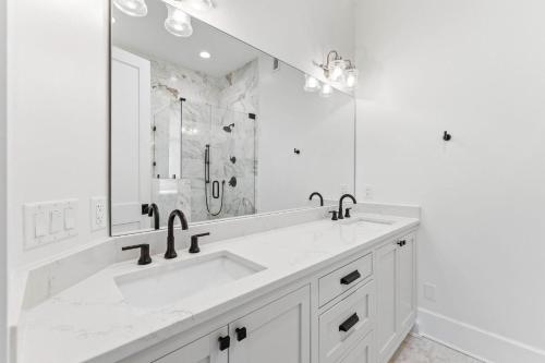 Moonstruck Cottage and Carriage House - image 2