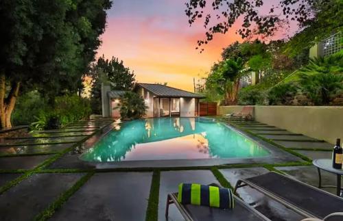Cozy Oasis in Oakley with Basketball court and pool, Los Angeles