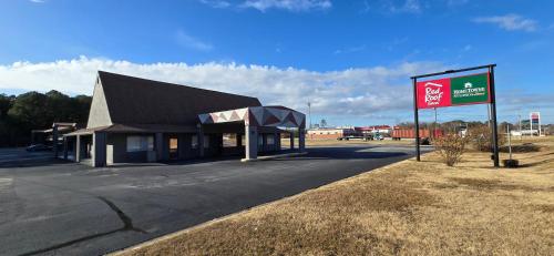 . HomeTowne Studios by Red Roof LaGrange