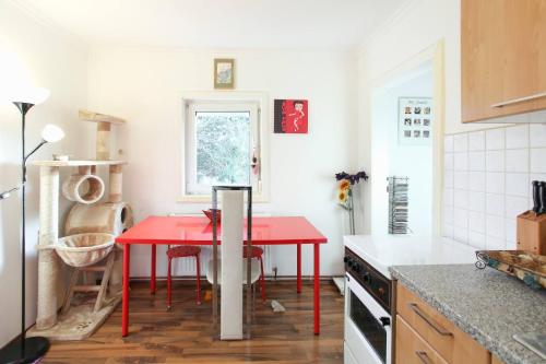 Charming Vienna Retreat with Garden Metro Access, Wiedeń
