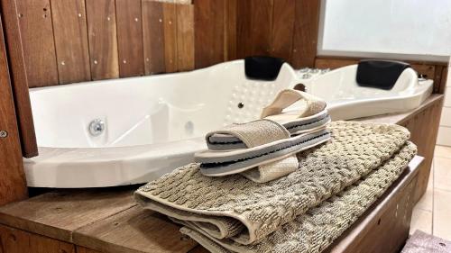 Hot tub, Jacuzzi Suite Near Lighthouse in Acre